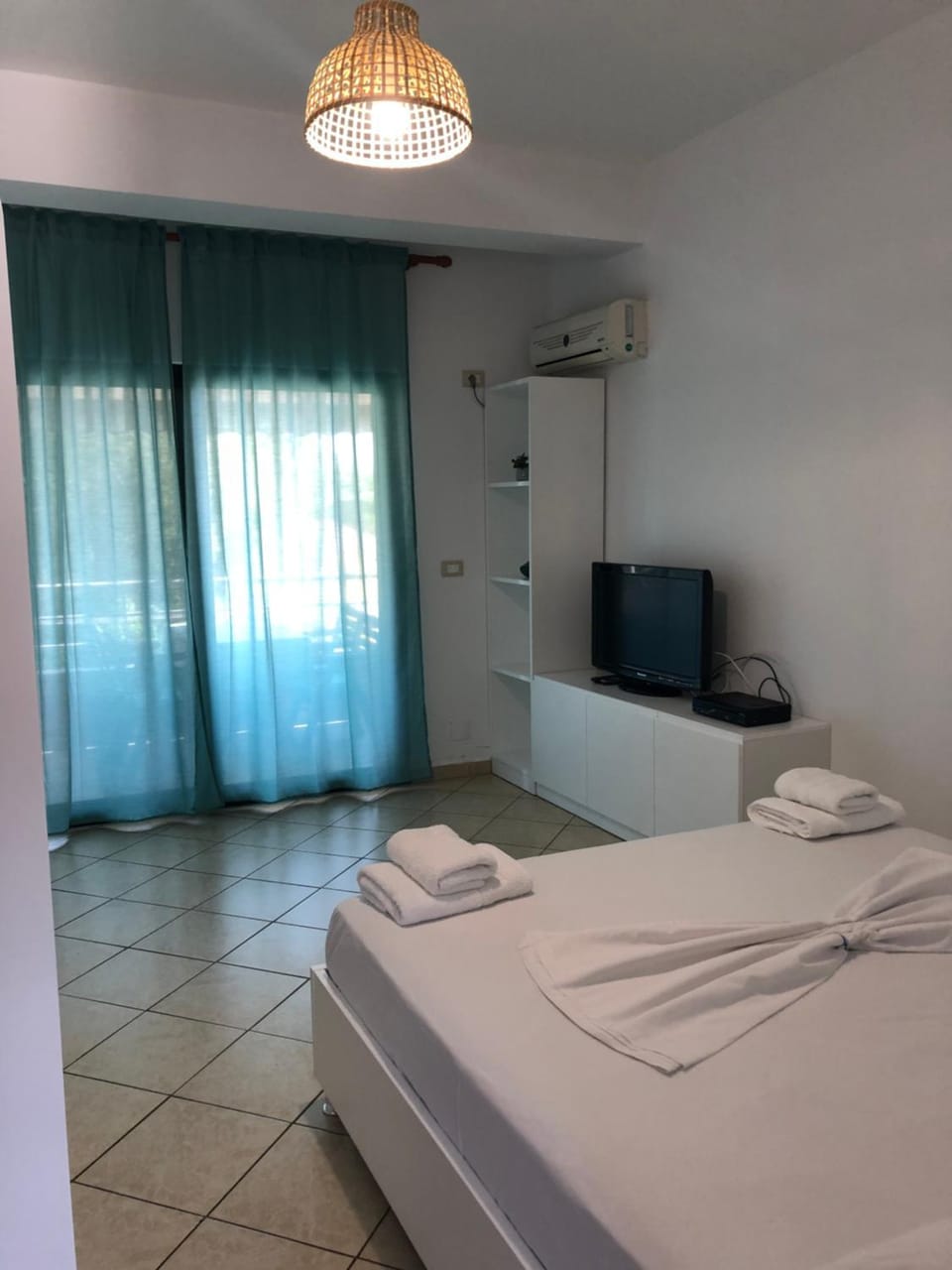 Bed, TV and multimedia, Living room, Photo of the whole room, Bedroom