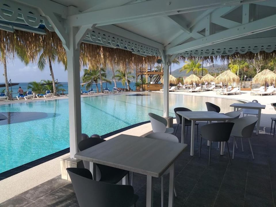 Patio, Restaurant/places to eat, Nightclub / DJ, Lounge or bar, Swimming pool, Swimming pool