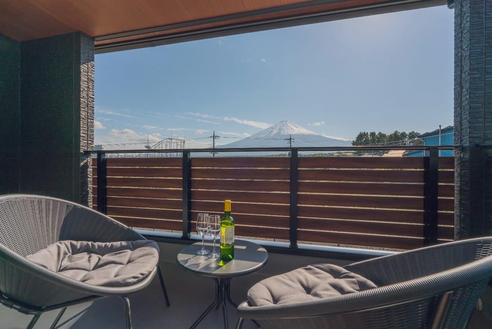 View (from property/room), Balcony/Terrace, Mountain view