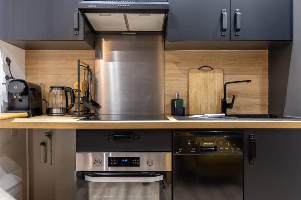 Coffee/tea facilities, oven, kitchen