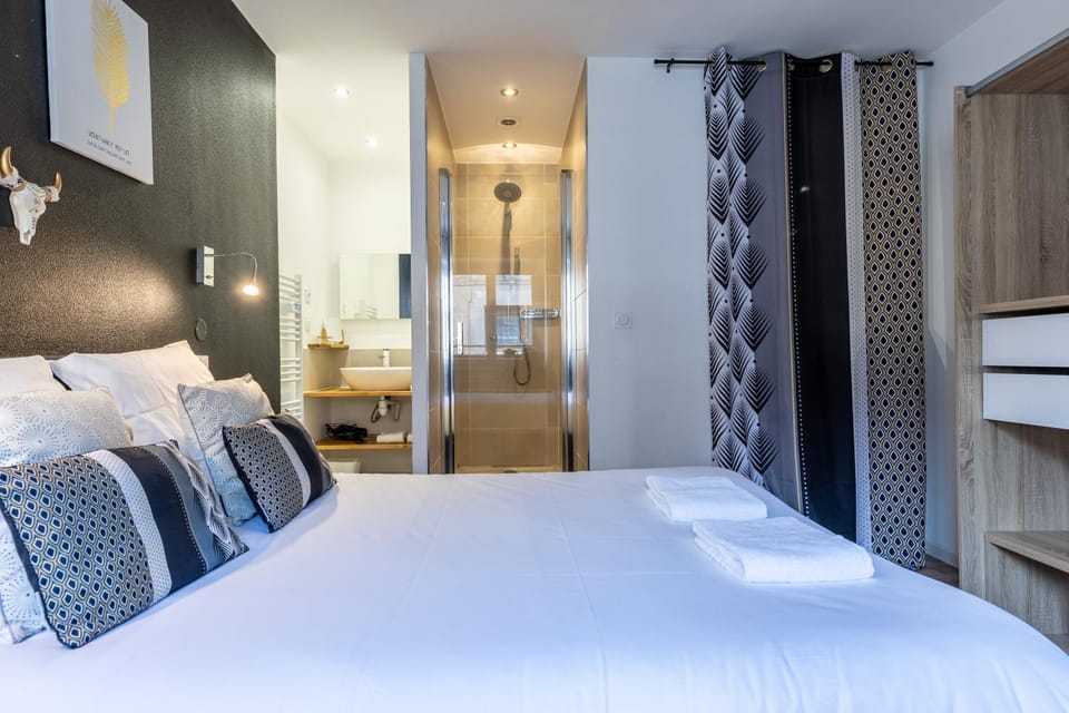 Bathroom, Bedroom, towels