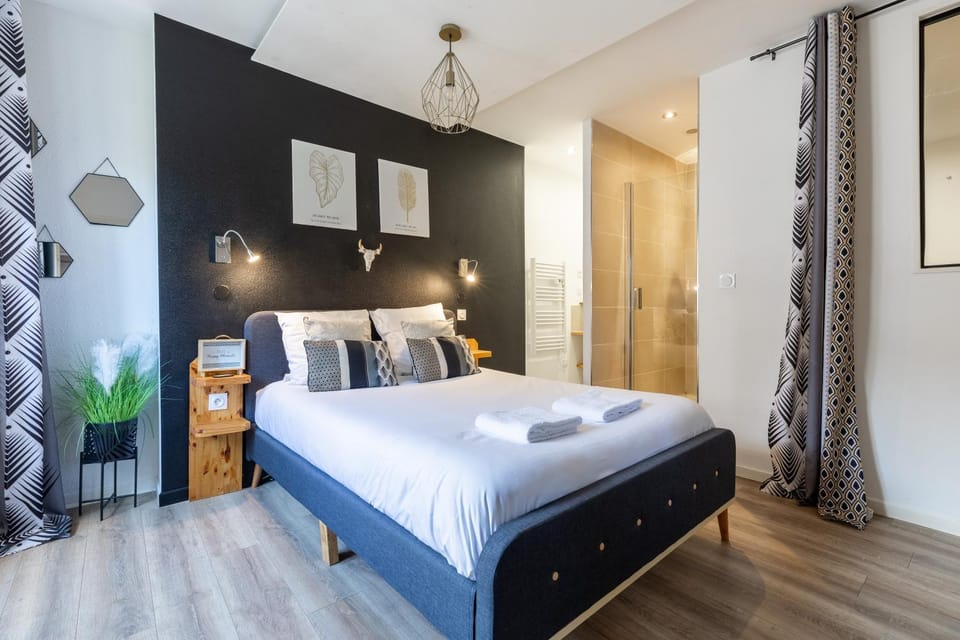 Bedroom, towels