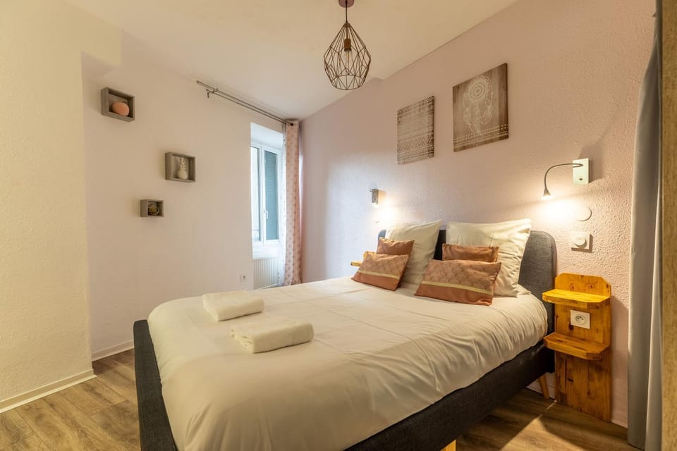 Bedroom, towels