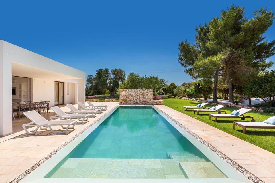 Property building, Swimming pool, sunbed