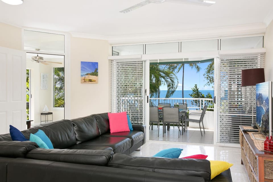The Beach House 3BR Waterfront Apartment, Own WIFI Apartment in Cairns