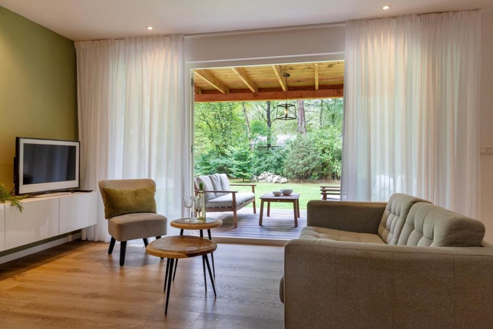 Communal lounge/ TV room, Garden, TV and multimedia, Living room, Seating area, Garden view
