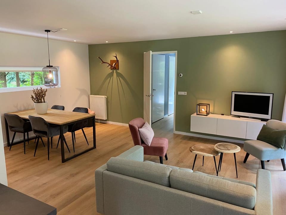 Communal lounge/ TV room, TV and multimedia, Living room, Seating area, Dining area, Evening entertainment