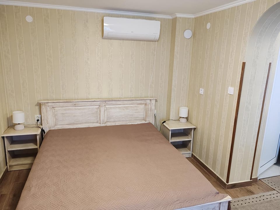 Photo of the whole room, Bedroom, air conditioner