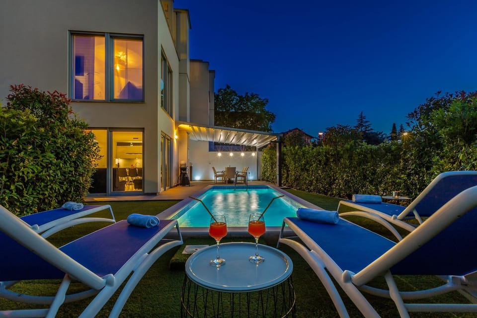 Swimming pool, Swimming pool