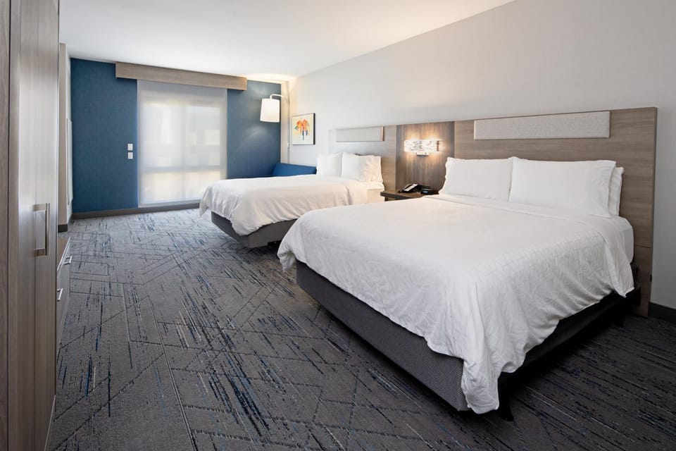 Bed, Photo of the whole room, Seating area, Bedroom