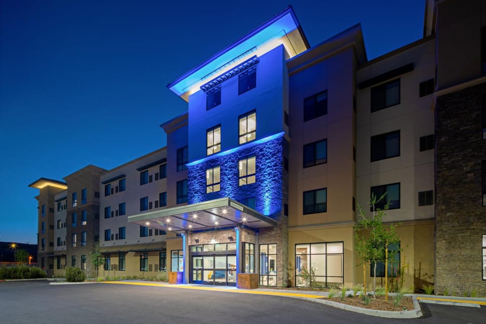 Property building, Facade/entrance, Night
