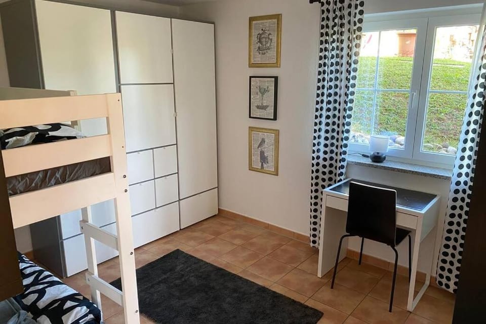 Bedroom, bunk bed