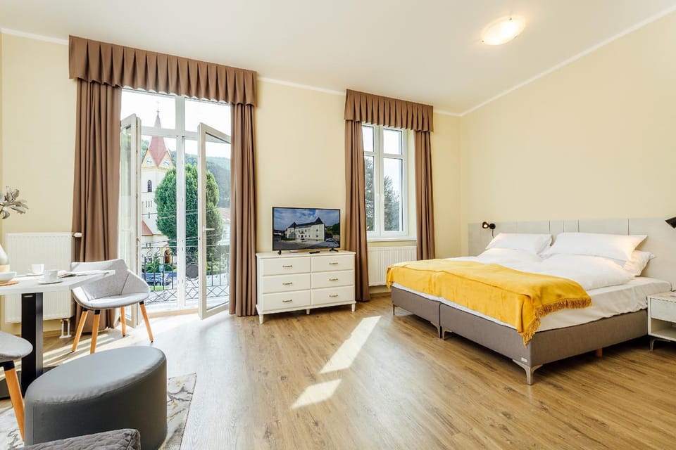 TV and multimedia, Living room, Photo of the whole room, Bedroom