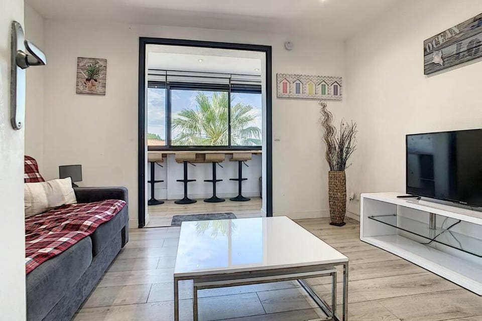 Les Terrasses fleuries du Port Apartment in Saint-Cyprien
