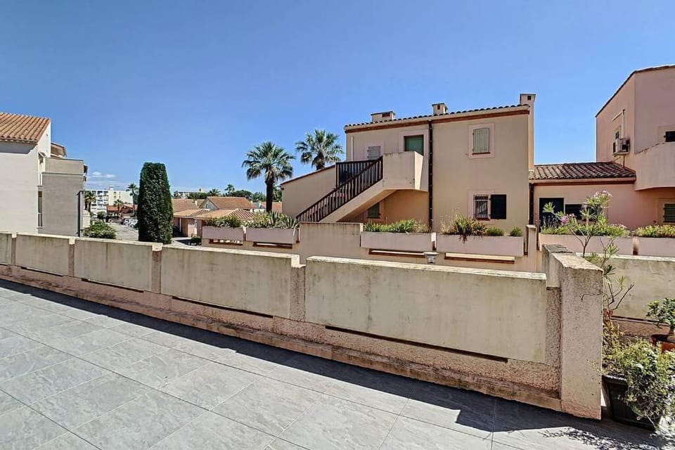 Les Terrasses fleuries du Port Apartment in Saint-Cyprien
