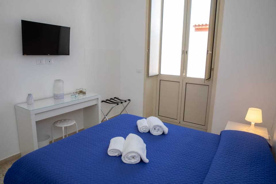 Bed, TV and multimedia, Bedroom