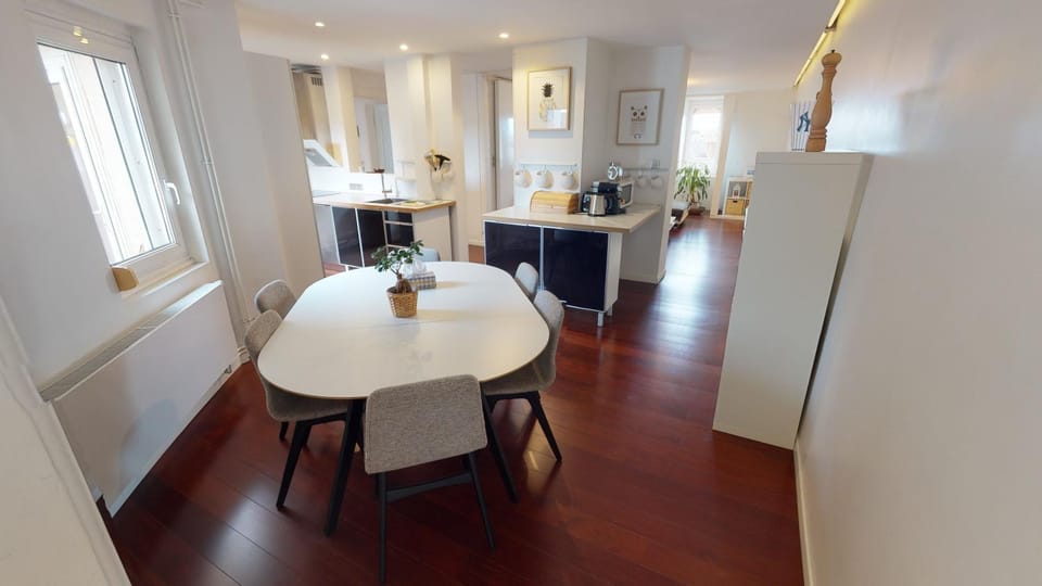Kitchen or kitchenette, Seating area, Dining area