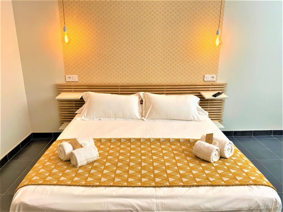 Bed, Bedroom, towels