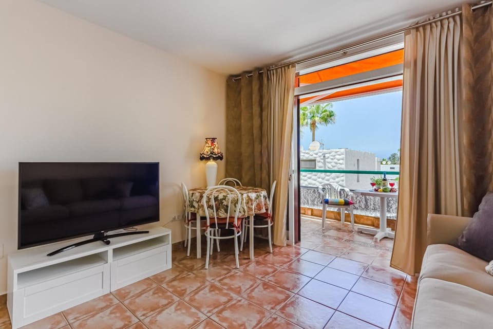 TV and multimedia, Balcony/Terrace, Living room, Seating area, Dining area