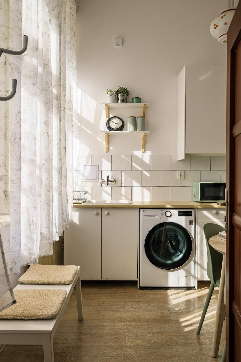 Kitchen or kitchenette, washing machine