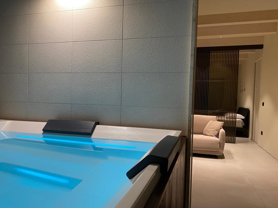 Bed, Hot Tub, Living room, Bedroom