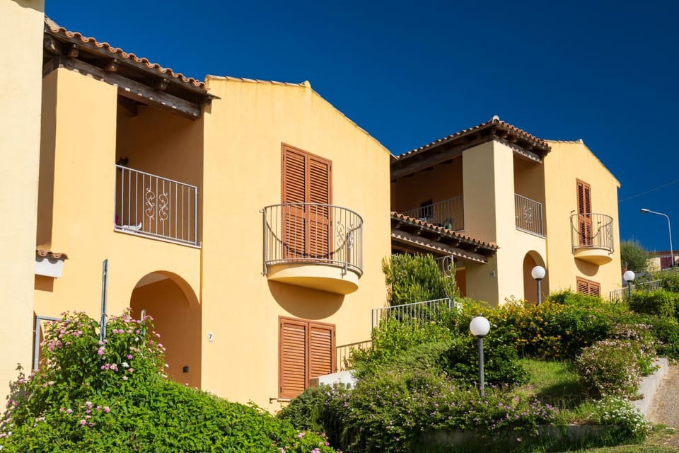 Property building, Day, Balcony/Terrace
