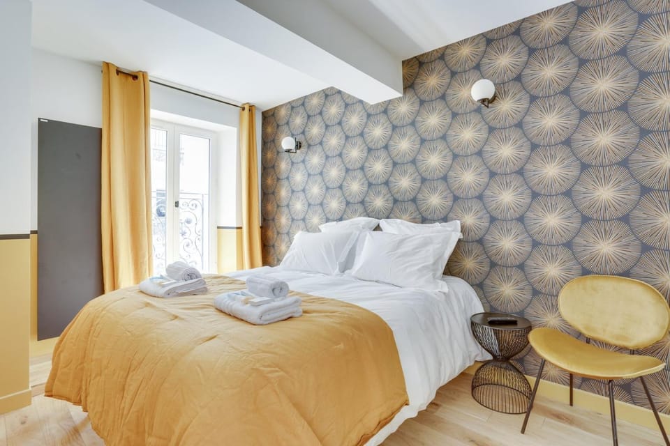 Bed, Bedroom, towels