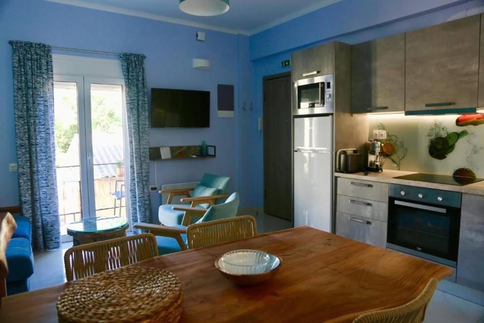 Kitchen or kitchenette, Other, Seating area, Dining area, oven, stove