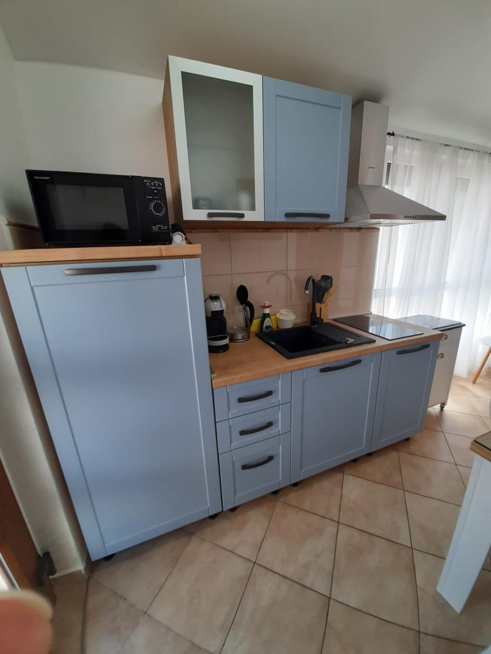 Kitchen or kitchenette, minibar, stove