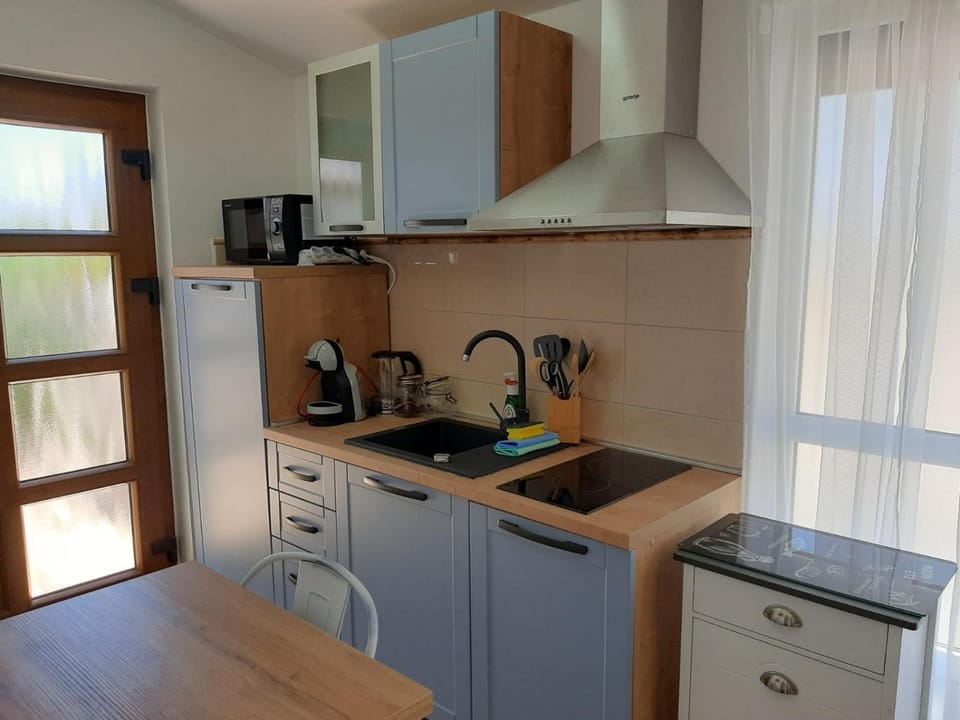 Coffee/tea facilities, Kitchen or kitchenette, minibar, stove