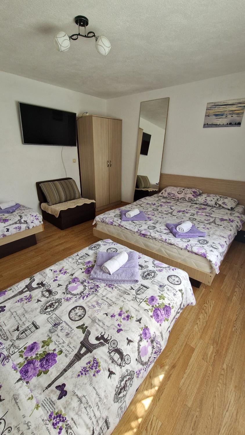 Bed, TV and multimedia, Photo of the whole room, Bedroom