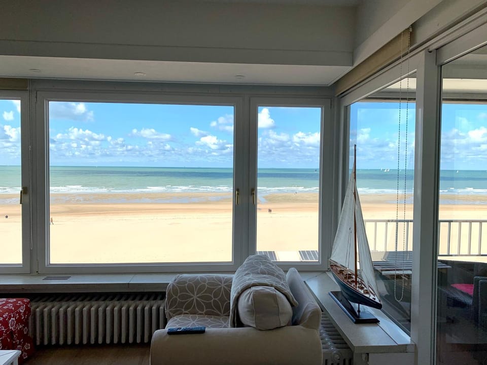 Balcony/Terrace, Living room, Seating area, Beach, Sea view
