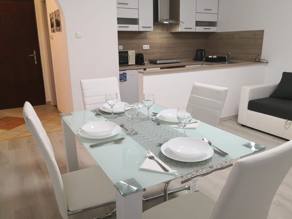 Kitchen or kitchenette, Living room, Decorative detail, Dining area, Area and facilities