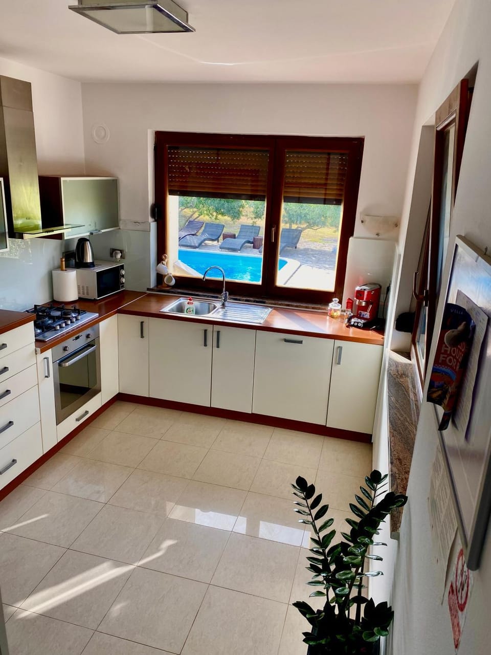 Kitchen or kitchenette, minibar