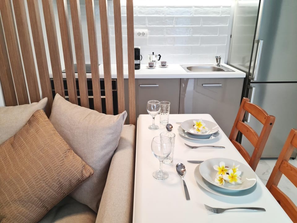 Coffee/tea facilities, Kitchen or kitchenette, Living room, Decorative detail, Seating area, Dining area