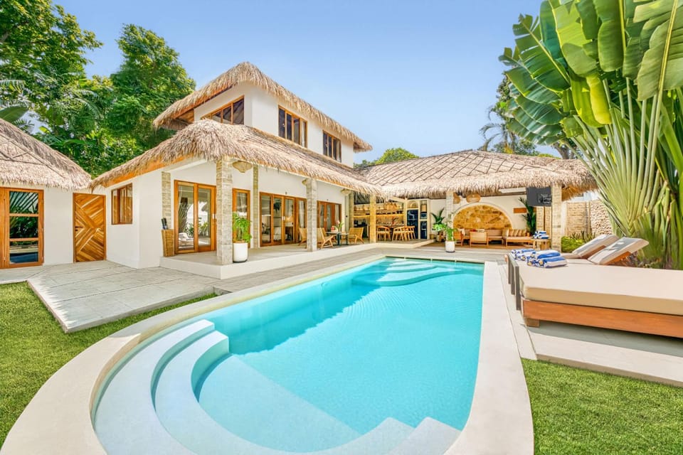 Villa Barcelona - Private 6 BDR Brand New Villa in Seminyak, Best Location, large Pool & Garden Villa in Kuta