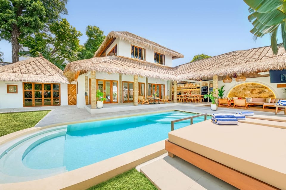 Villa Barcelona - Private 6 BDR Brand New Villa in Seminyak, Best Location, large Pool & Garden Villa in Kuta