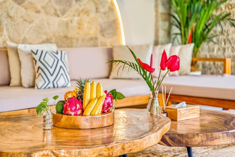 Villa Barcelona - Private 6 BDR Brand New Villa in Seminyak, Best Location, large Pool & Garden Villa in Kuta