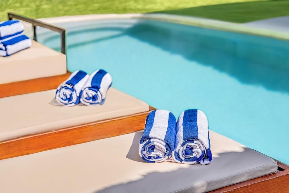 Villa Barcelona - Private 6 BDR Brand New Villa in Seminyak, Best Location, large Pool & Garden Villa in Kuta