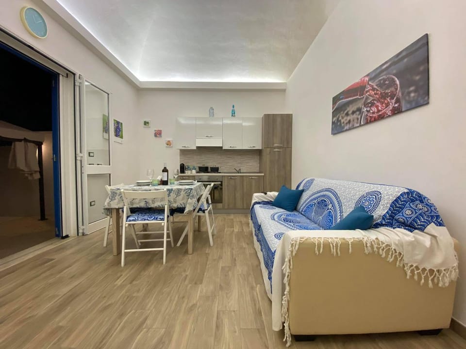 Kitchen or kitchenette, Living room, Seating area, Dining area, stove