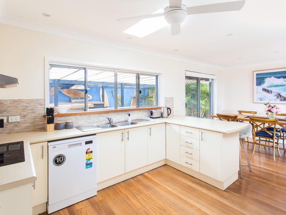 Kitchen or kitchenette, Dining area, dishwasher, oven, stove