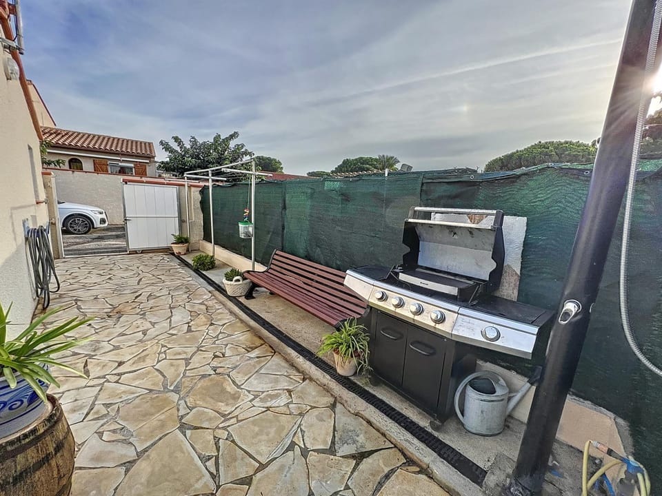 Shower, Patio, Facade/entrance, BBQ facilities