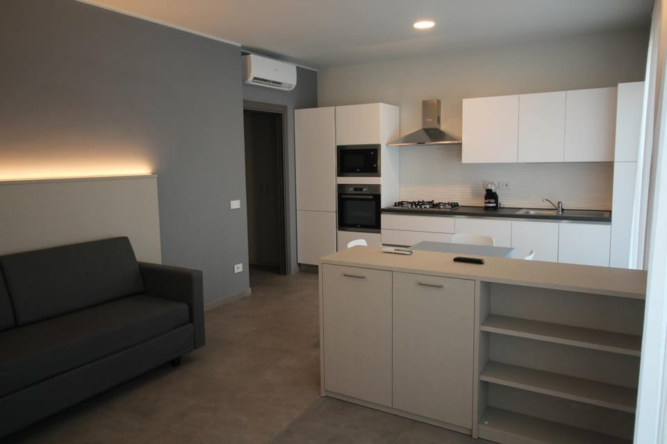 Kitchen or kitchenette, Dining area, minibar, pet friendly