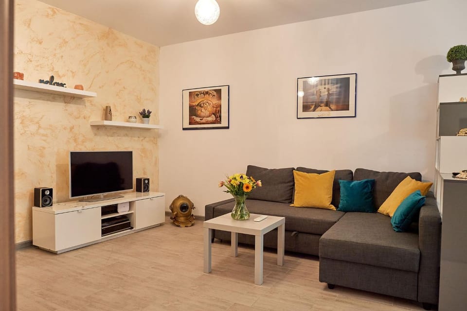 Communal lounge/ TV room, TV and multimedia, Living room, Seating area