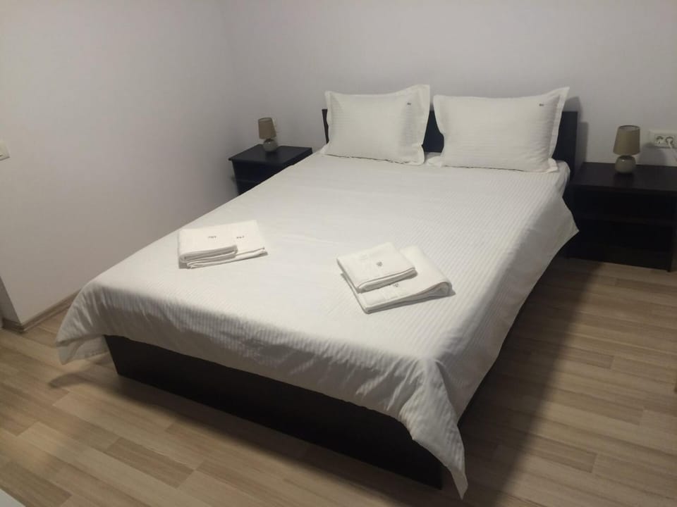 Bed, towels