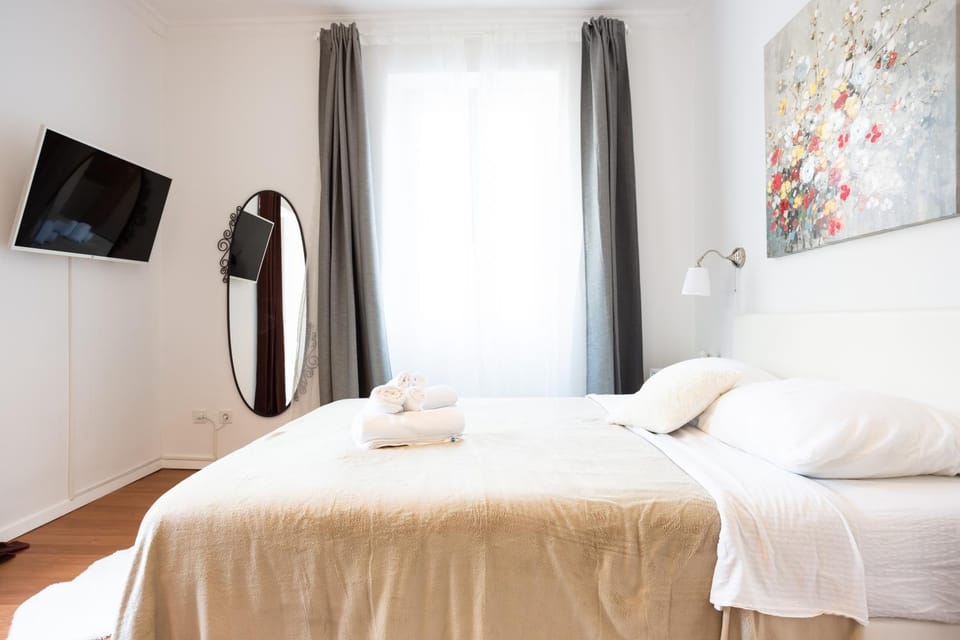 Bed, TV and multimedia, Photo of the whole room, Bedroom