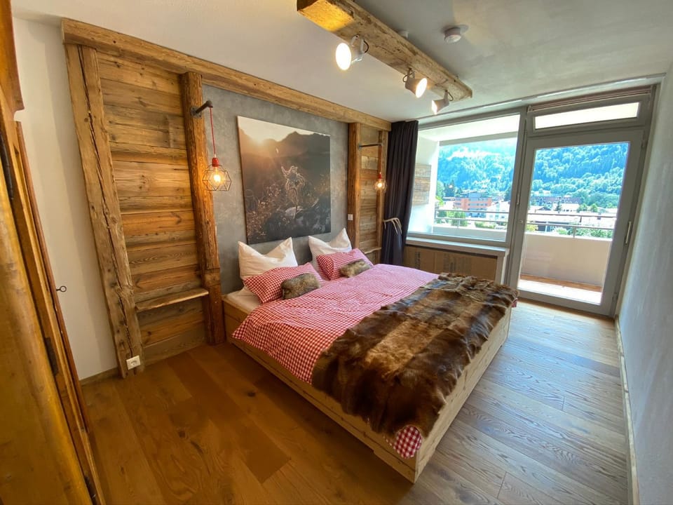 Bedroom, Mountain view