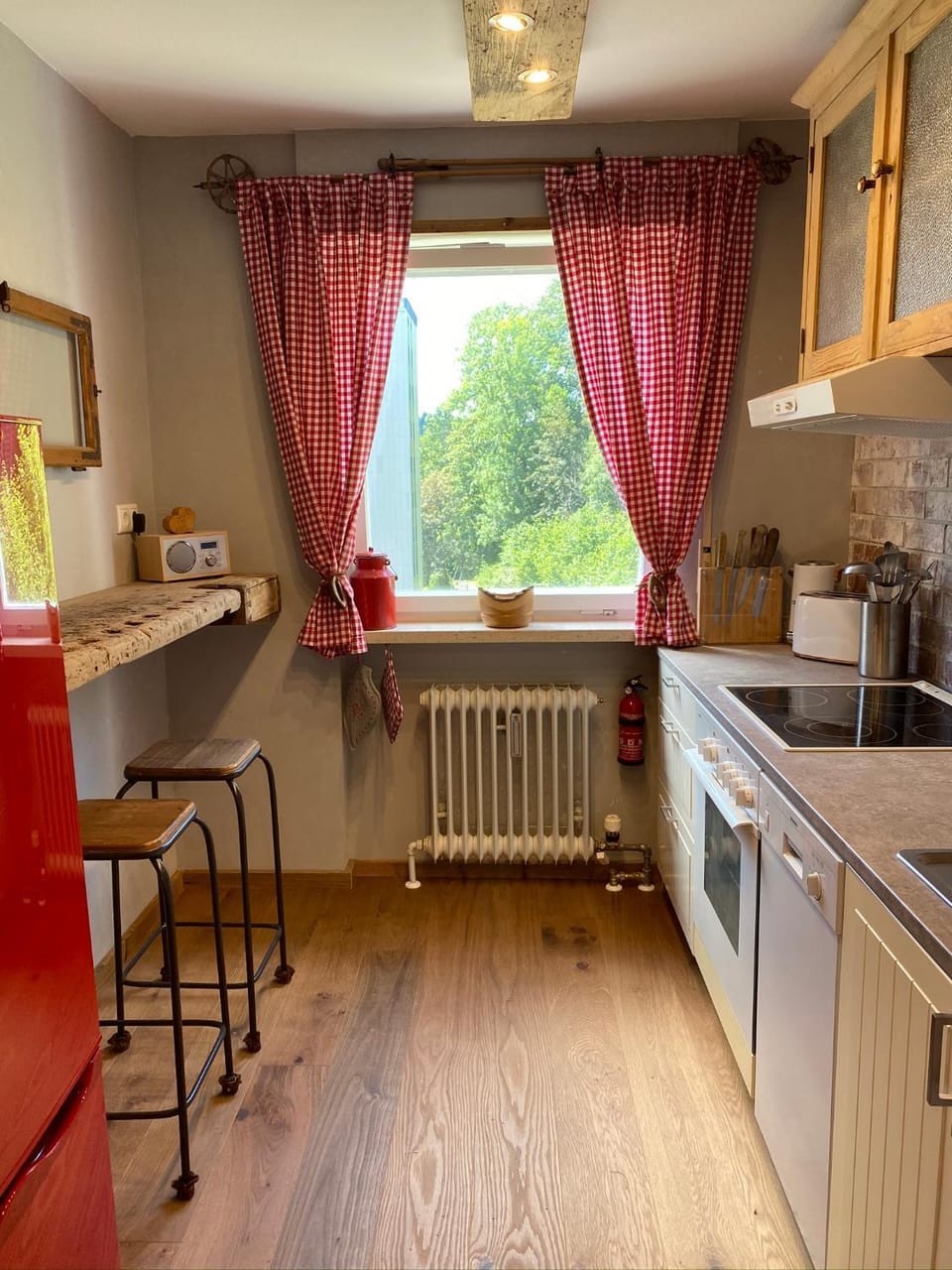 Kitchen or kitchenette, Seating area, Dining area