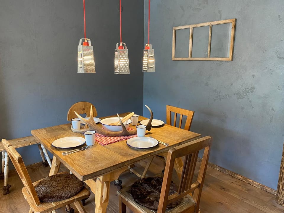 Living room, Photo of the whole room, Decorative detail, Seating area, Dining area