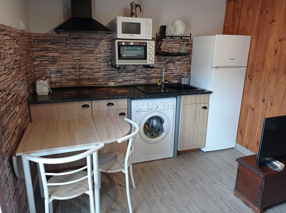 Kitchen or kitchenette, Dining area, stove